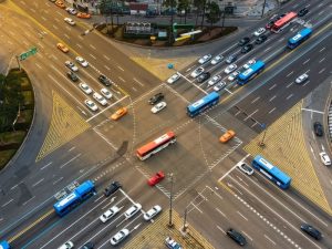 Veículos estacionados irregularmente podem ser removidos por empilhadeira