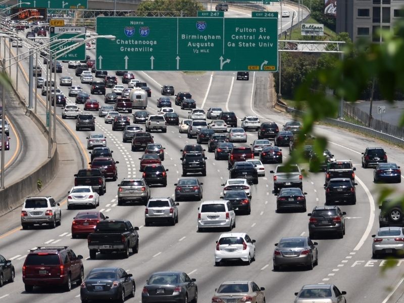 Empresa apresenta tinta para rodovias que brilha no escuro