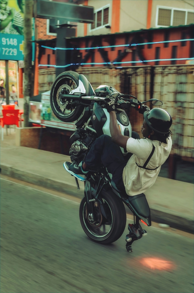 Infração por empinar a motocicleta