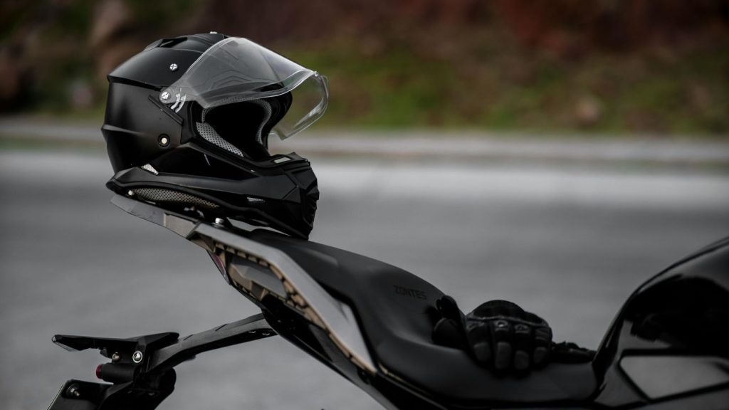 Multa por pilotar sem capacete