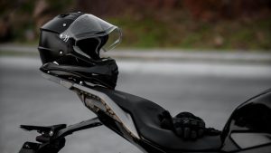 Multa por pilotar sem capacete