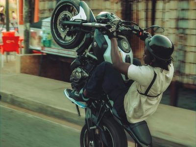 Infração por empinar a motocicleta