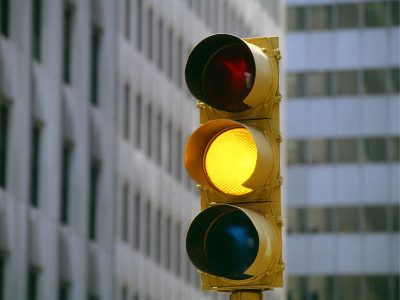 PASSAR NO SINAL AMARELO NÃO CARACTERIZA CULPA POR ACIDENTE DE TRÂNSITO, DECIDE TJPR